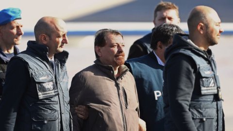 Battisti is in Italy: he will serve a life sentence, 6 months of isolation