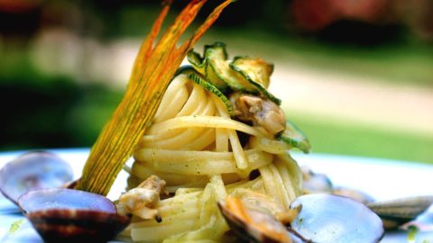 Receita estrelada de Ernesto Iaccarino: linguine com amêijoas e abobrinha