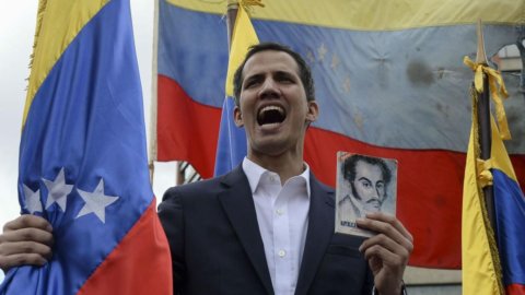 Il Venezuela si spacca tra Maduro e Guaidò e spacca il mondo