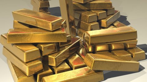 L’oro scavalca i 2.000 dollari, l’argento vola, Nasdaq al record