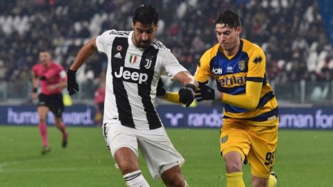Juve is mocked by Parma and Napoli takes advantage of it