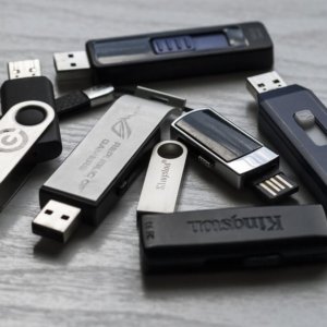 Flash drive, file, dan kode: cara mengelola dunia kata sandi