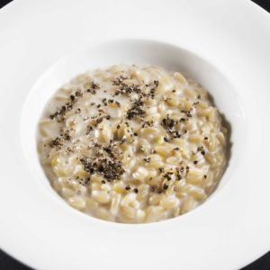 La ricetta di Cristina Bowerman: Orzotto cacio e pepe, ricci di mare e tartufo