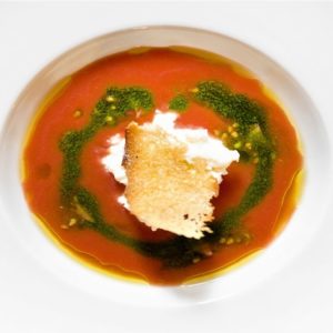 La ricetta di Gianni Dezio: crema di pomodoro, stracciata e basilico