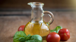 Olio d'oliva con basilico e pomodorini pachino