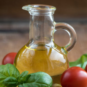 Olio d'oliva con basilico e pomodorini pachino