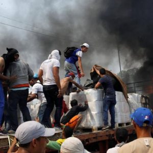 Venezuela in flames, Maduro stops aid: clashes and victims