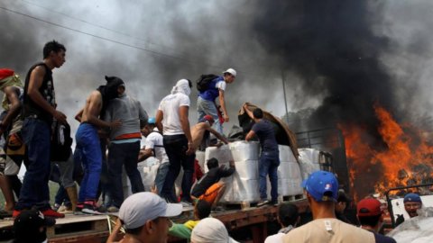 Venezuela in flames, Maduro stops aid: clashes and victims