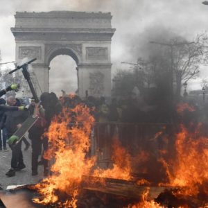 Parigi, tornano i gilet gialli: Champs Elysees a ferro e fuoco