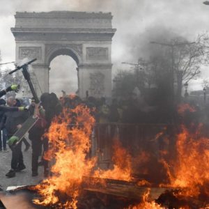 Paris, sarı yelekliler geri döndü: Champs Elysees alev alev yanıyor