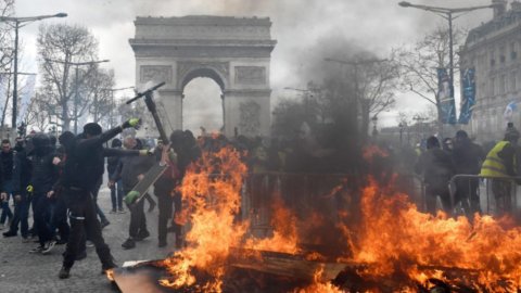 París, los chalecos amarillos están de vuelta: los Campos Elíseos en llamas