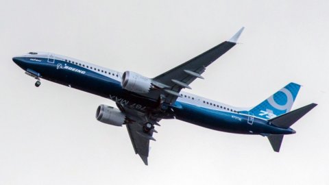 Boeing, anche l’Ue ferma il 737 Max: solo gli Usa resistono