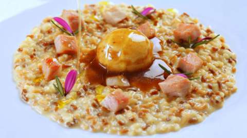 Receita de Claudio Ruta: risoto Corallini, leitão, ragusano congelado