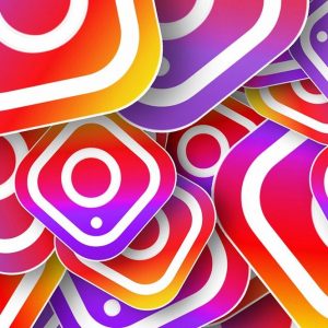 Instagram: addio allo swipe-up, arriva l’adesivo