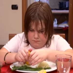 ﻿Copii și mâncare: gustări sub acuzație dar... și bunici