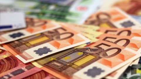 Conturi curente mai scumpe: costă cu 7,5 euro mai mult