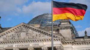 Il Reichstag di Berlino e la bandiera della Germania