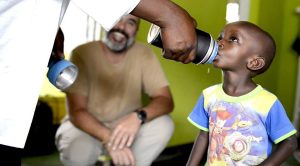 Bambino beve acqua sterilizzata in Rwanda