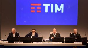 Il presidente Conti e l'Ad Gubitosi nell'assemblea Telecom