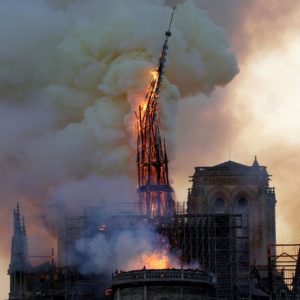 Notre Dame, adeus: a catedral simbólica desmorona em chamas