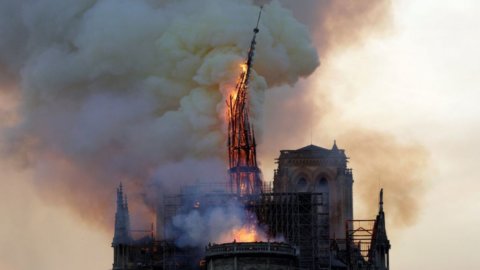 Paris, Notre Dame ars: turla și acoperișul se prăbușește