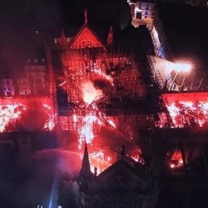Notre-Dame, il Lusso per il restauro: 300 milioni da Kering e Lvmh