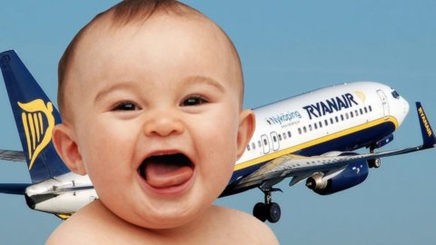 Bebés y Ryanair, falso escándalo: los bebés en los aviones siempre pagan