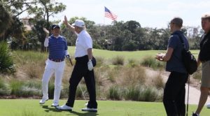 Trump gioca a golf col premier giapponese Abe