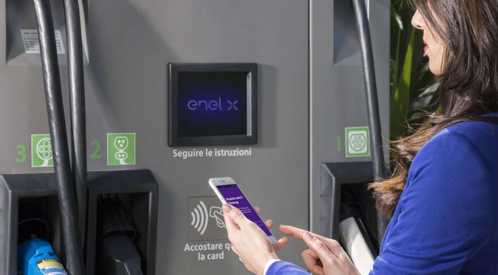Auto elettrica: colonnina ricarica Enel X