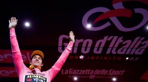 Lo sloveno Roglic in maglia rosa al Giro d'Italia