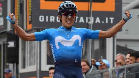 Giro d’Italia, tra i litiganti Nibali e Roglic spunta Carapaz