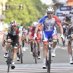 Giro d'Italia: Demare o bate joc de Viviani la Modena