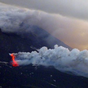 Etna dalam letusan: video spektakuler dari puncak gunung berapi