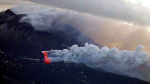 Etna în erupție: videoclipuri spectaculoase din vârful vulcanului