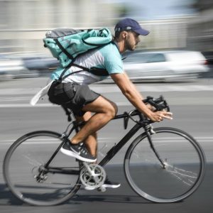 Borsa, Deliveroo crolla al debutto: -30%, ma poi recupera