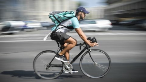 Borsa, Deliveroo crolla al debutto: -30%, ma poi recupera