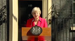 Theresa May pronuncia il discorso di dimissioni