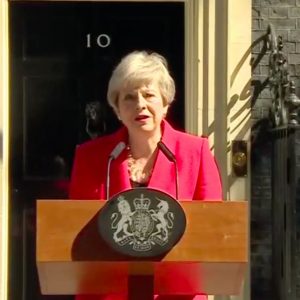 Regno Unito, May si dimette in lacrime: Brexit fa un’altra vittima