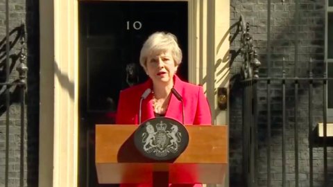 Regno Unito, May si dimette in lacrime: Brexit fa un’altra vittima