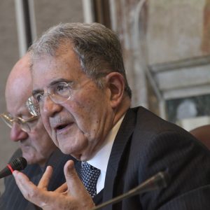 Prodi es muy duro con Schlein, Meloni y Tajani: "Quien pide el voto y luego no va a Bruselas daña la democracia"