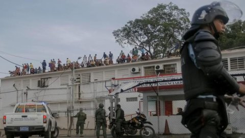 Venezuela in fiamme: rivolta in carcere, morti 30 detenuti