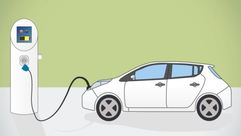 L’auto elettrica corre in rete e dimezza i costi