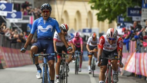 Giro d’Italia, caduta nel finale: Roglic allunga, Dumoulin arretra