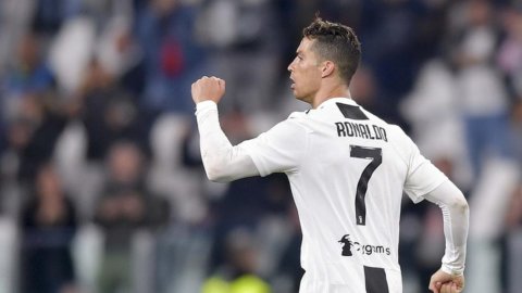 Juve, CR7 also scores in the derby and overtakes Messi again