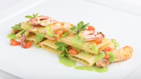 Receita de Matteo Sangiovanni: Paccheri, favas, scampi e lulas