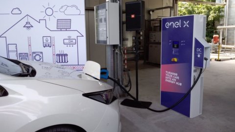 इलेक्ट्रिक कार टॉप-अप, Hyundai Enel X को चुनती है