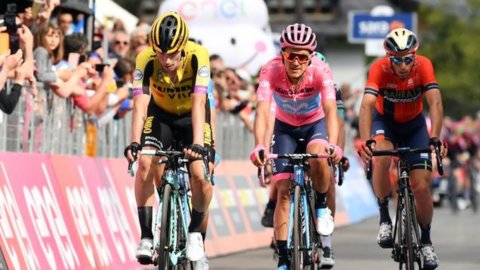 Giro de Italia: Nibali intenta pero no puede, Carapaz sigue en el equipo