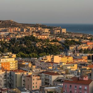 Sardinia: Cagliari dan Alghero di tengah-kanan, Sassari berselisih