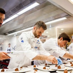 Cuochi al lavoro a Festa a Vico