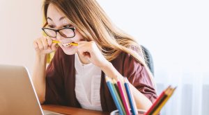 Ragazza al pc con gli occhiali